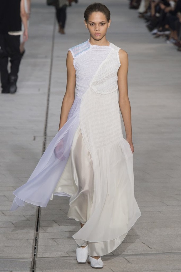 عرض أزياء Jil Sander لموسمي ربيع وصيف 2018!