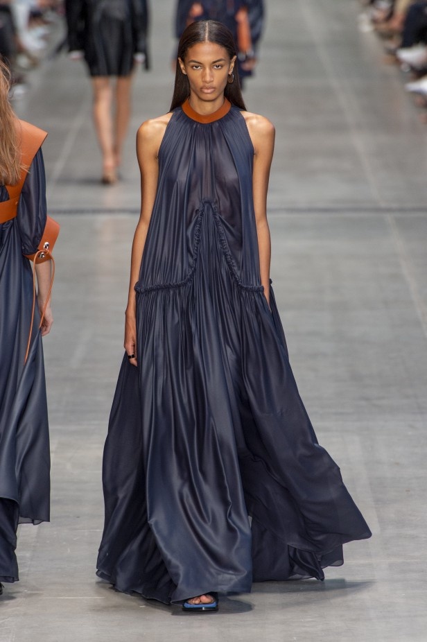 الأنوثة المفعمة بالرومانسية المعاصرة مع مجموعة Sportmax لربيع وصيف 2020