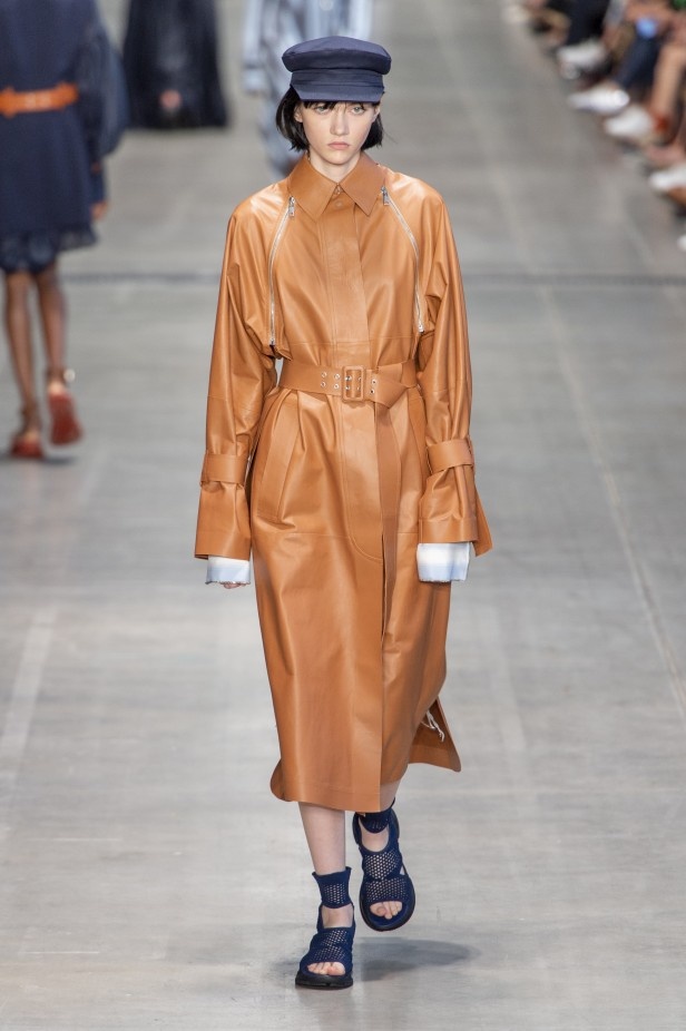 الأنوثة المفعمة بالرومانسية المعاصرة مع مجموعة Sportmax لربيع وصيف 2020