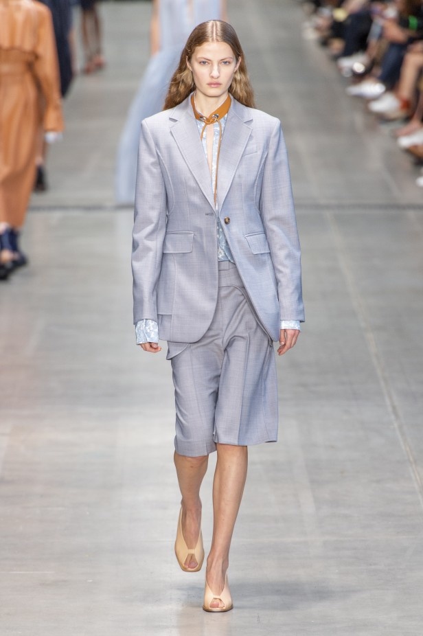 الأنوثة المفعمة بالرومانسية المعاصرة مع مجموعة Sportmax لربيع وصيف 2020