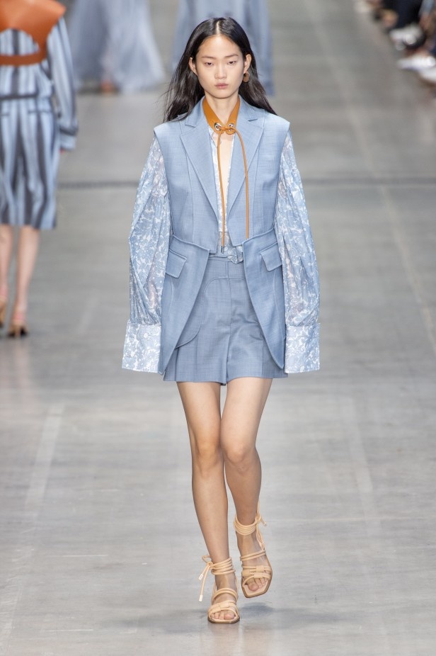 الأنوثة المفعمة بالرومانسية المعاصرة مع مجموعة Sportmax لربيع وصيف 2020