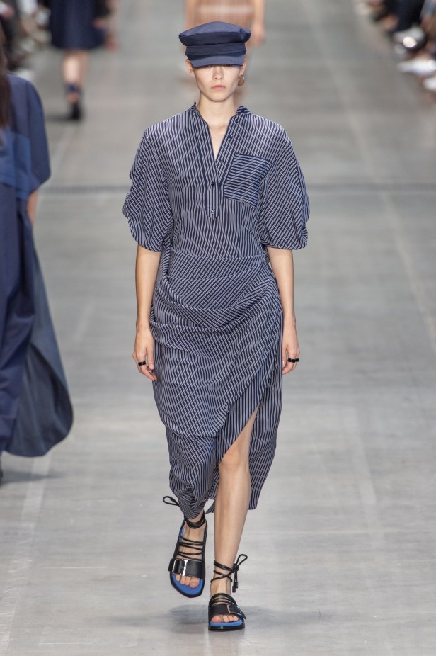 الأنوثة المفعمة بالرومانسية المعاصرة مع مجموعة Sportmax لربيع وصيف 2020