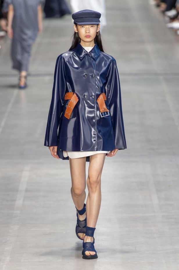 الأنوثة المفعمة بالرومانسية المعاصرة مع مجموعة Sportmax لربيع وصيف 2020