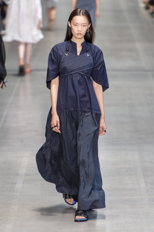 الأنوثة المفعمة بالرومانسية المعاصرة مع مجموعة Sportmax لربيع وصيف 2020