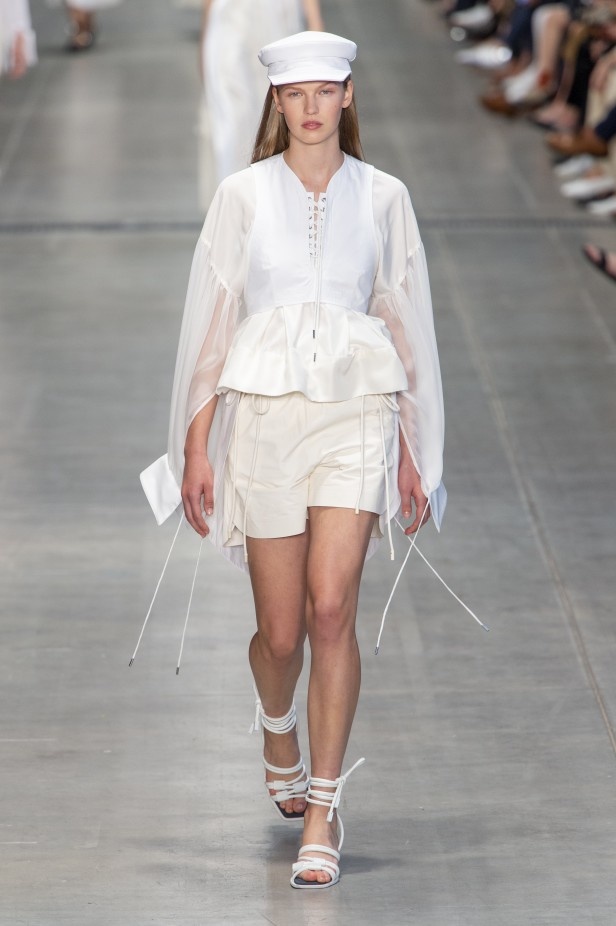 الأنوثة المفعمة بالرومانسية المعاصرة مع مجموعة Sportmax لربيع وصيف 2020