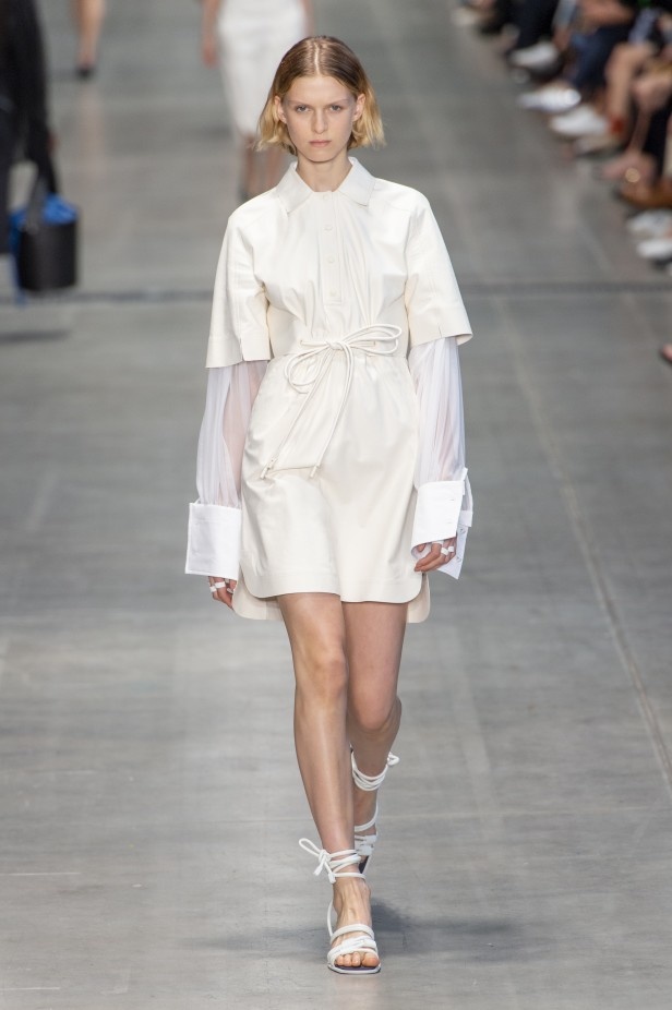 الأنوثة المفعمة بالرومانسية المعاصرة مع مجموعة Sportmax لربيع وصيف 2020