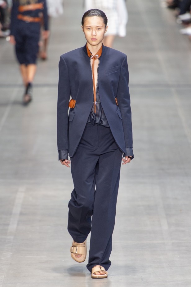 الأنوثة المفعمة بالرومانسية المعاصرة مع مجموعة Sportmax لربيع وصيف 2020