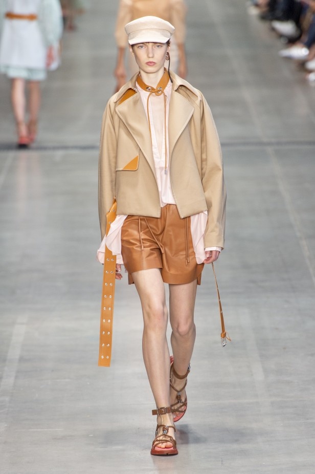 الأنوثة المفعمة بالرومانسية المعاصرة مع مجموعة Sportmax لربيع وصيف 2020