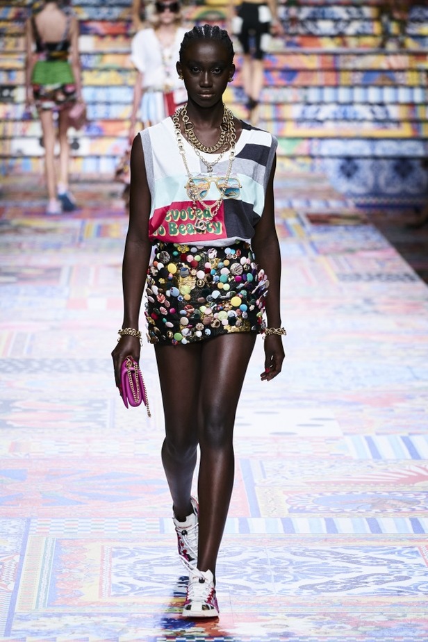 عرض ازياء dolce & gabbana لربيع وصيف 2021 ضمن أسبوع الموضة في ميلانو