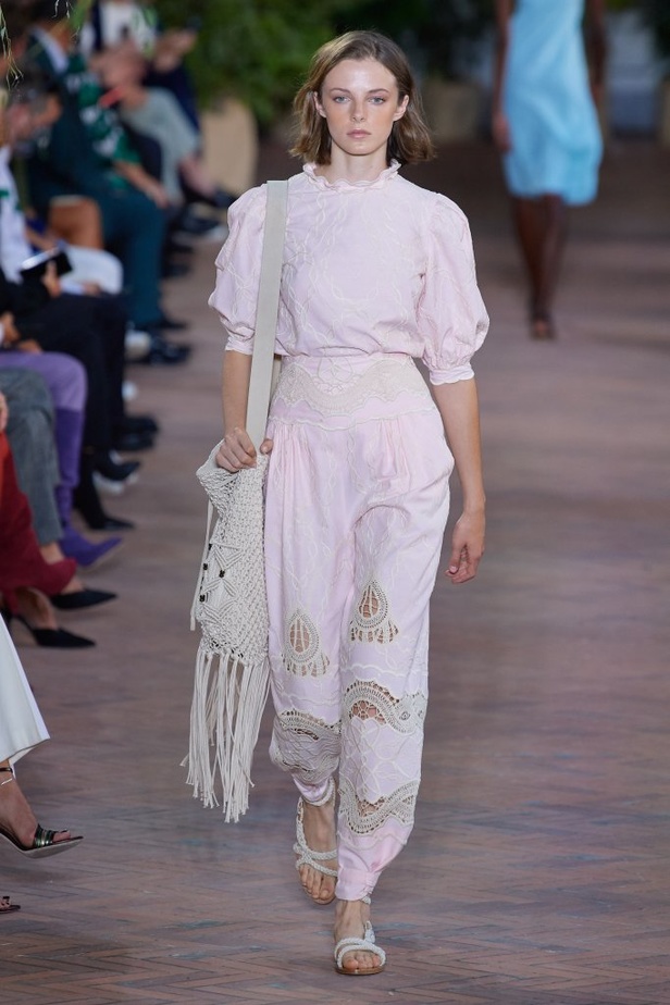 عرض ازياء Alberta Ferretti من أسبوع الموضة في ميلانو لربيع وصيف 2020