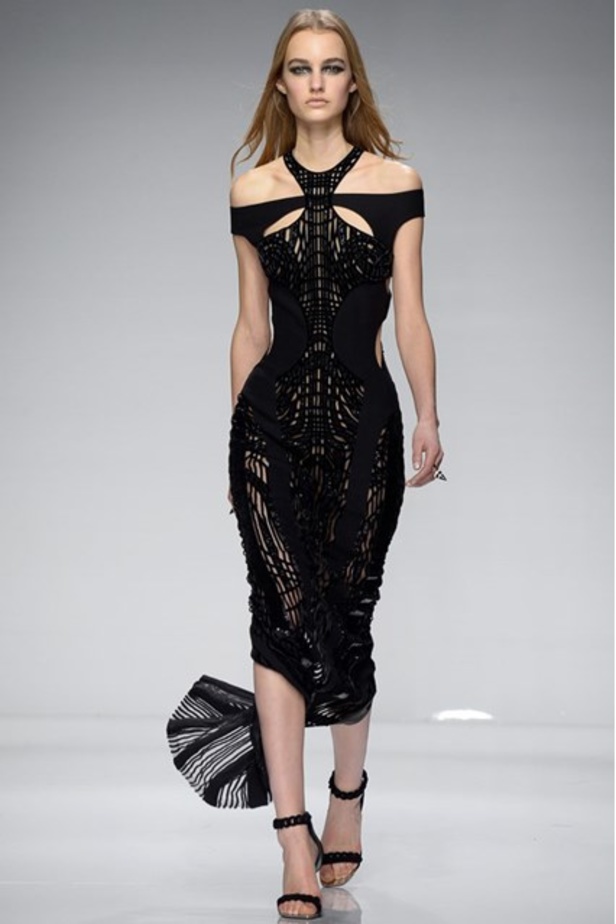 عرض فيرساتشي للأزياء الفاخرة لربيع وصيف 2016