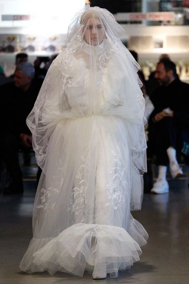 رسالة مبتكرة في مجموعة Vetements الجديدة !