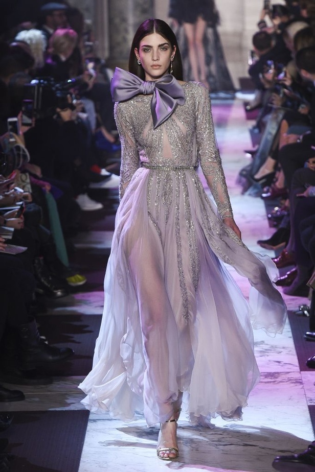 ايلي صعب يحتفل بالحياة في مجموعته لربيع وصيف 2018