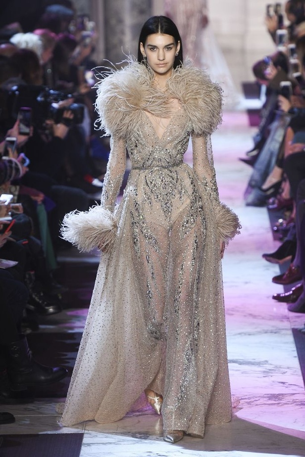 ايلي صعب يحتفل بالحياة في مجموعته لربيع وصيف 2018