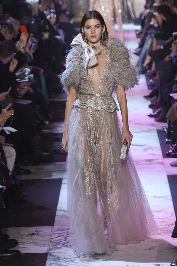 ايلي صعب يحتفل بالحياة في مجموعته لربيع وصيف 2018