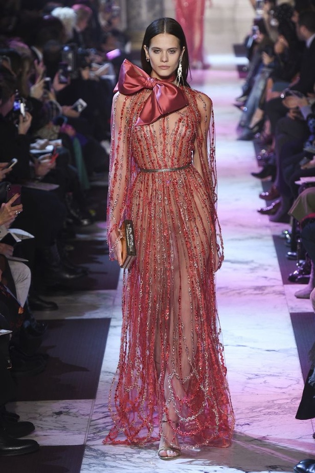 ايلي صعب يحتفل بالحياة في مجموعته لربيع وصيف 2018