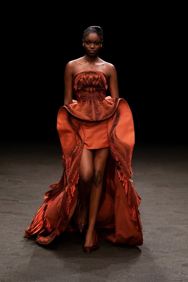 عرض أزياء ايريس فان هيربن للهوت كوتور لربيع وصيف 2021 ضمن أسبوع الموضة في باريس !