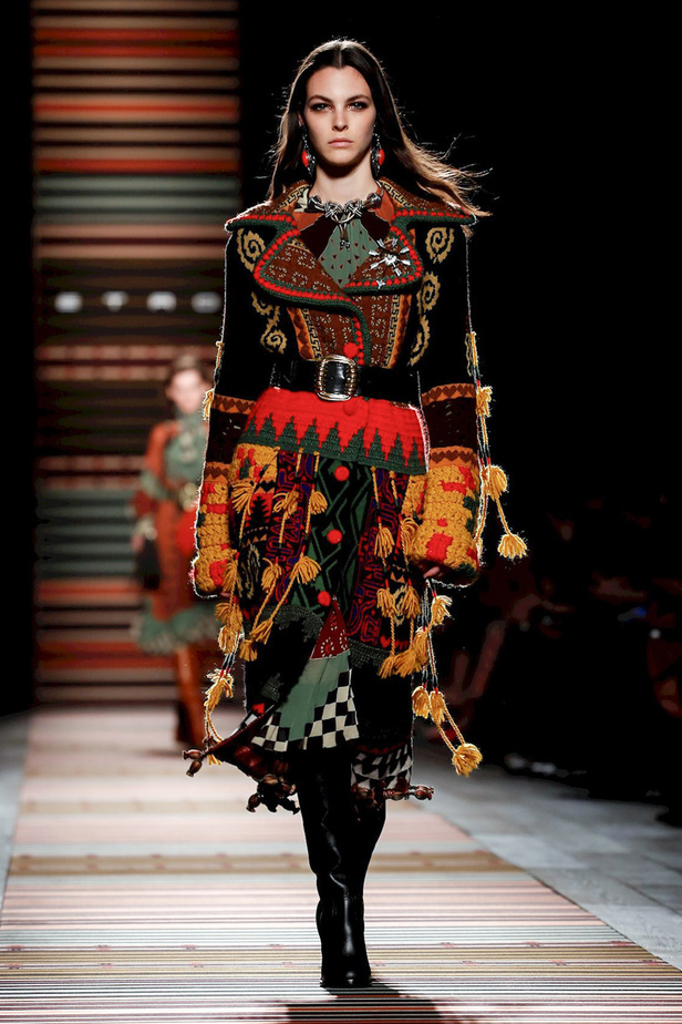 عرض ازياء ايترو لخريف وشتاء 2018