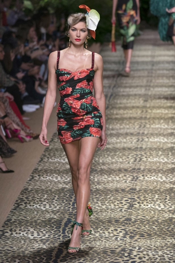 تصاميم عكست الألوان والمرح في عرض Dolce & Gabbana