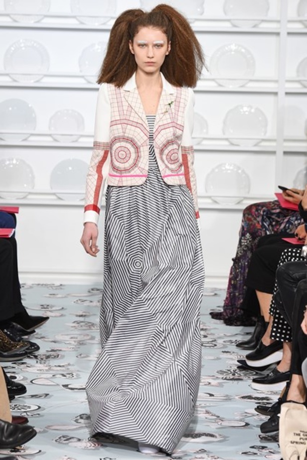 أجواء فريدة وساحرة في مجموعة دار أزياء “Schiaparelli”