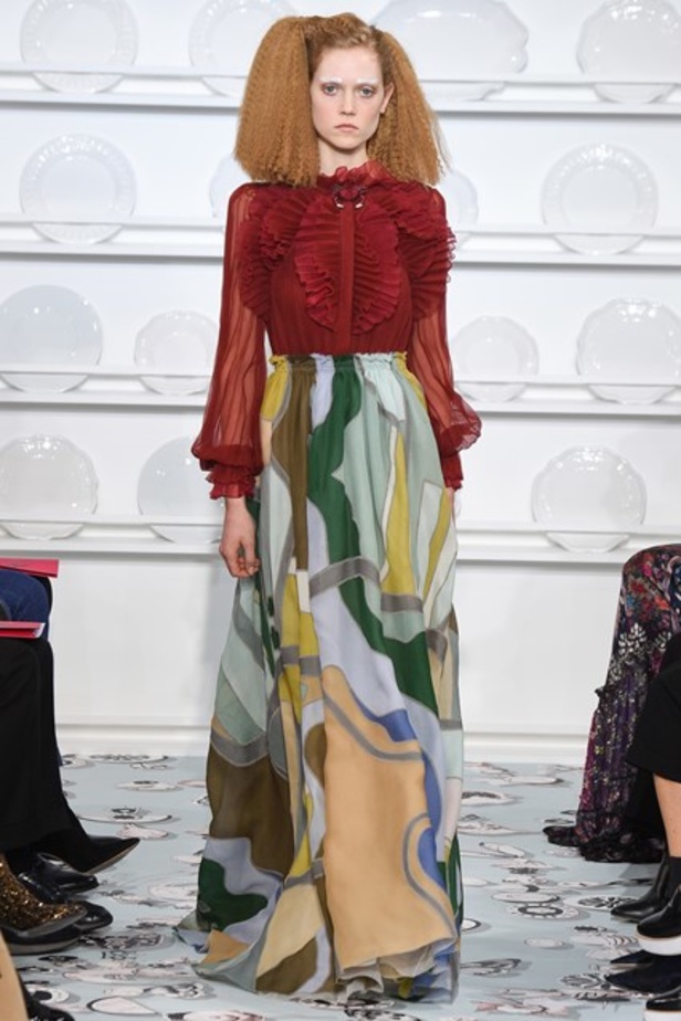 أجواء فريدة وساحرة في مجموعة دار أزياء “Schiaparelli”