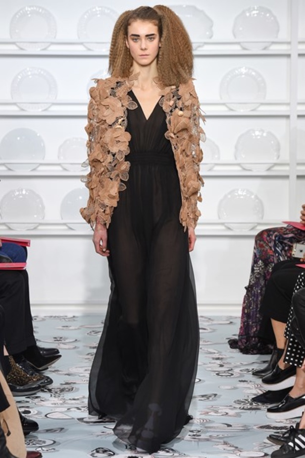 أجواء فريدة وساحرة في مجموعة دار أزياء “Schiaparelli”