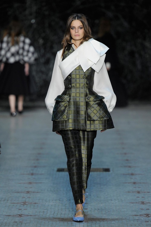 عرض Dice Kayek للأزياء الفاخرة لربيع وصيف 2016