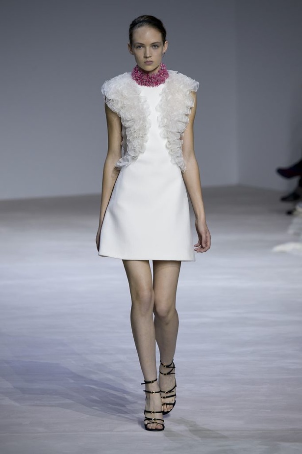 عرض Giambattista Valli للأزياء الفاخرة لربيع وصيف 2016