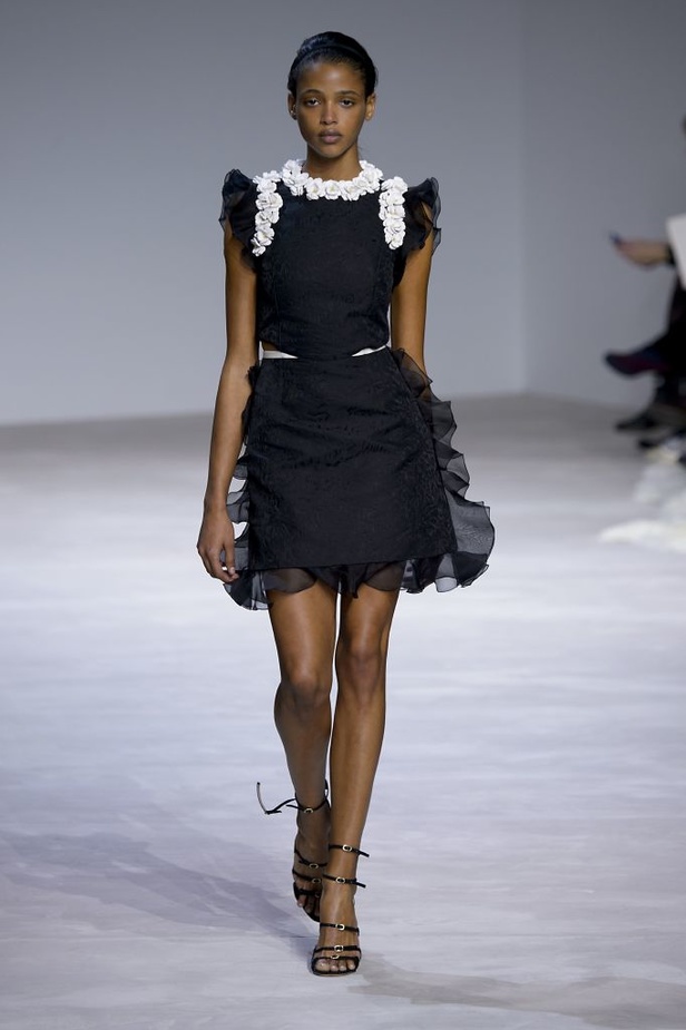 عرض Giambattista Valli للأزياء الفاخرة لربيع وصيف 2016