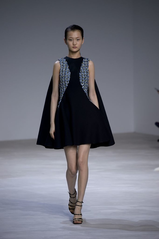 عرض Giambattista Valli للأزياء الفاخرة لربيع وصيف 2016