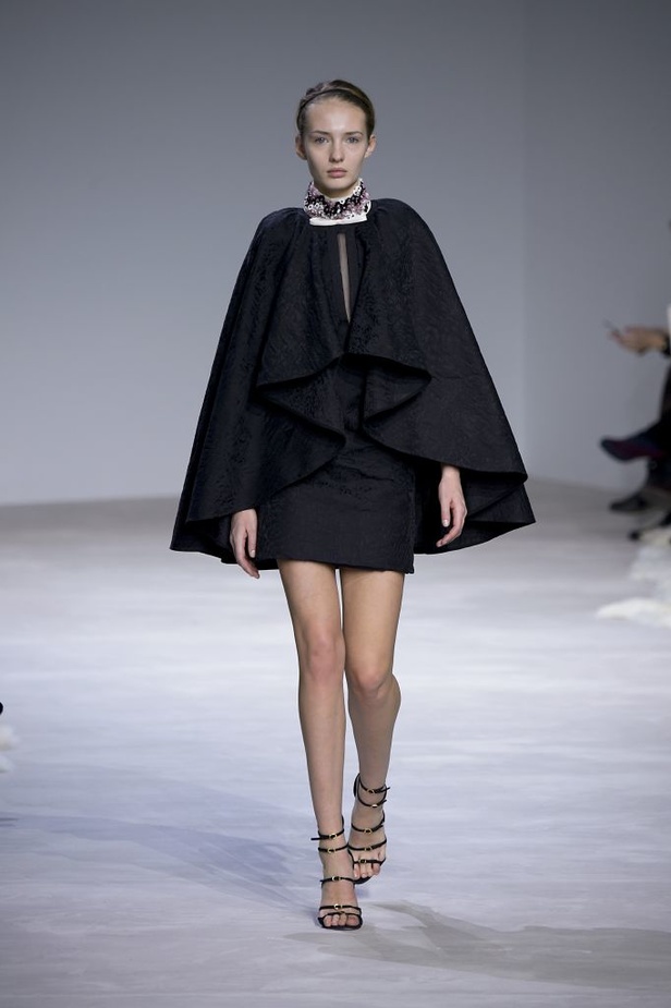 عرض Giambattista Valli للأزياء الفاخرة لربيع وصيف 2016