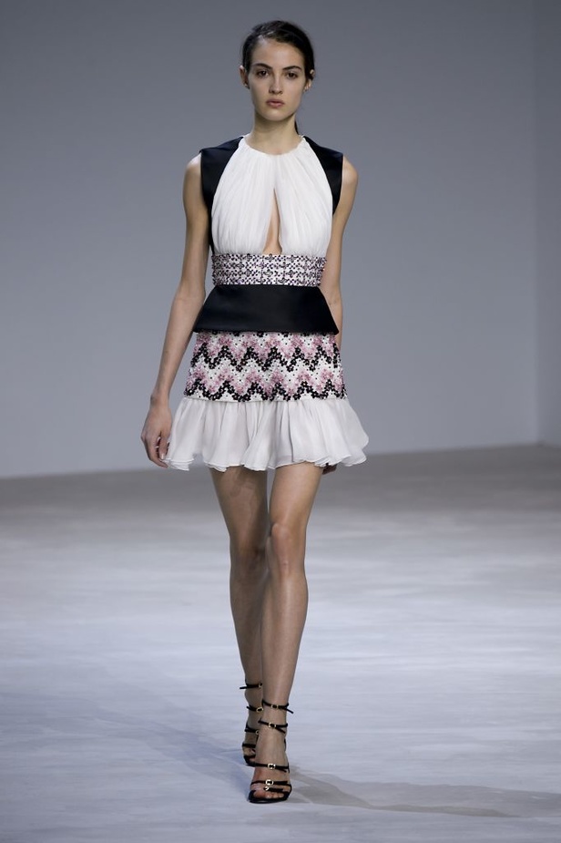 عرض Giambattista Valli للأزياء الفاخرة لربيع وصيف 2016