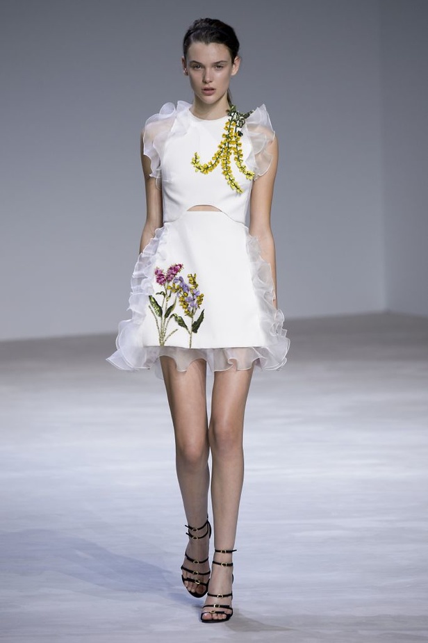 عرض Giambattista Valli للأزياء الفاخرة لربيع وصيف 2016