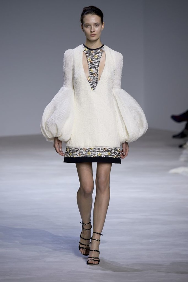 عرض Giambattista Valli للأزياء الفاخرة لربيع وصيف 2016