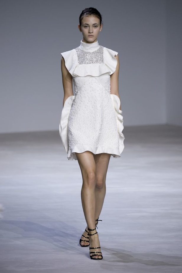 عرض Giambattista Valli للأزياء الفاخرة لربيع وصيف 2016