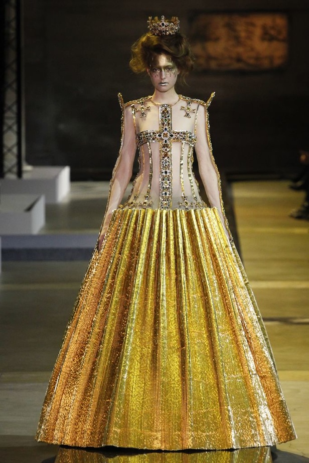 مجموعة  Guo Pei للأزياء الفاخرة لربيع وصيف 2017!