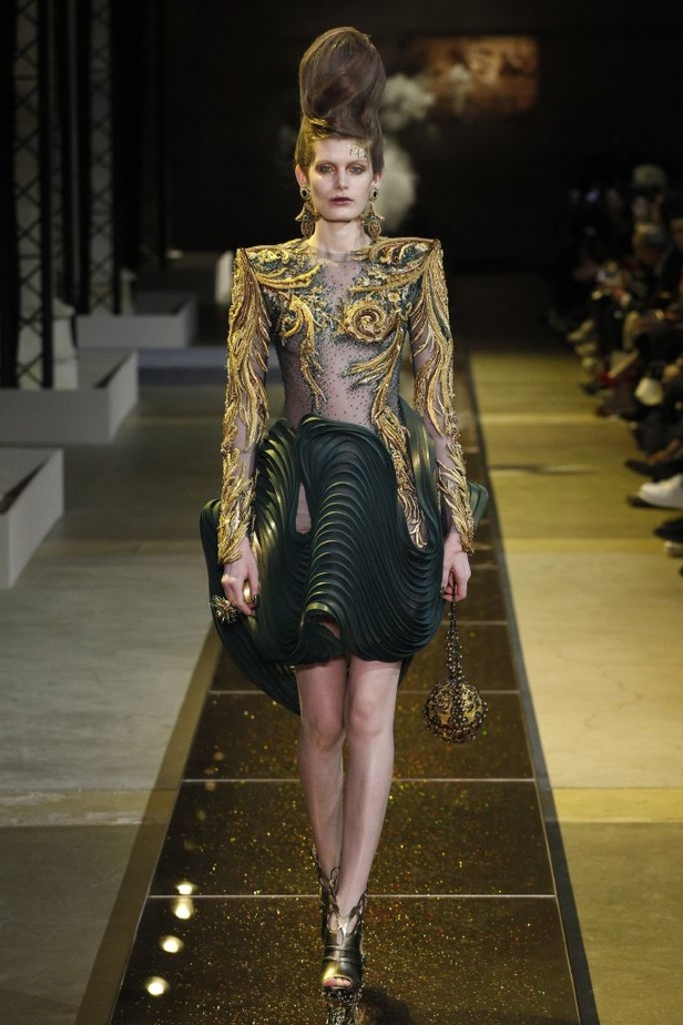 مجموعة  Guo Pei للأزياء الفاخرة لربيع وصيف 2017!