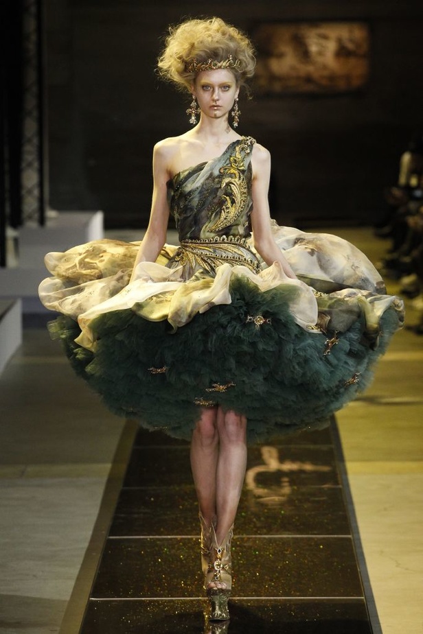 مجموعة  Guo Pei للأزياء الفاخرة لربيع وصيف 2017!