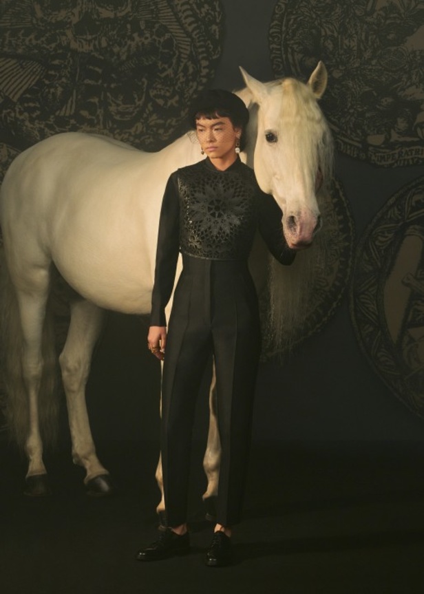 عرض أزياء ديور الهوت كوتور لربيع وصيف 2021 ضمن أسبوع الموضة في باريس