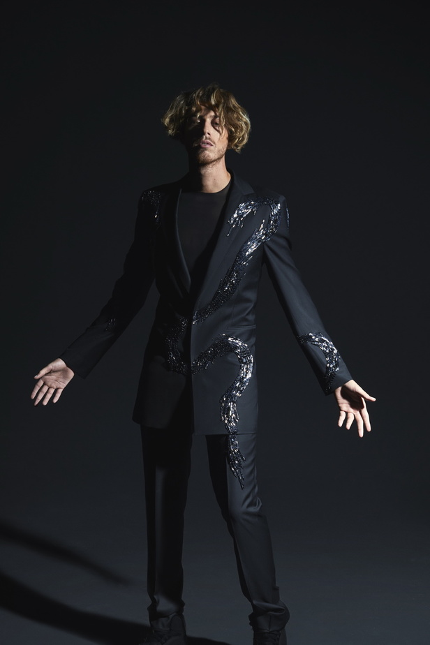 عرض مجموعة طوني ورد لأزياء الهوت كوتور لربيع وصيف 2021 ضمن أسبوع الموضة في باريس