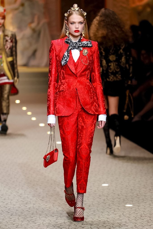 دولتشي اند غابانا تحيي موضة المرأة الفاخرة في ميلانو