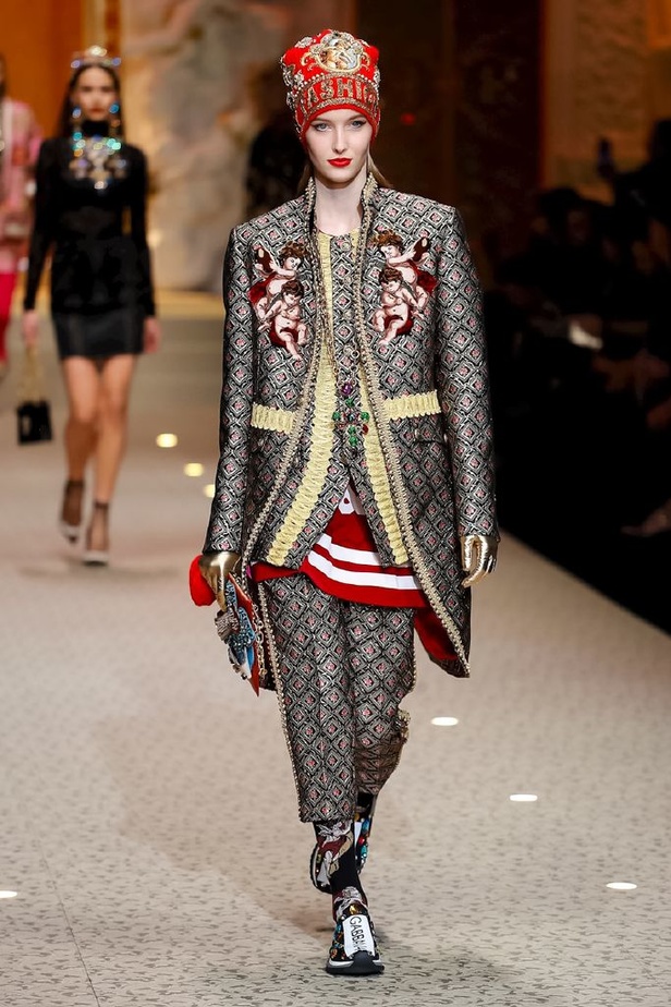 دولتشي اند غابانا تحيي موضة المرأة الفاخرة في ميلانو