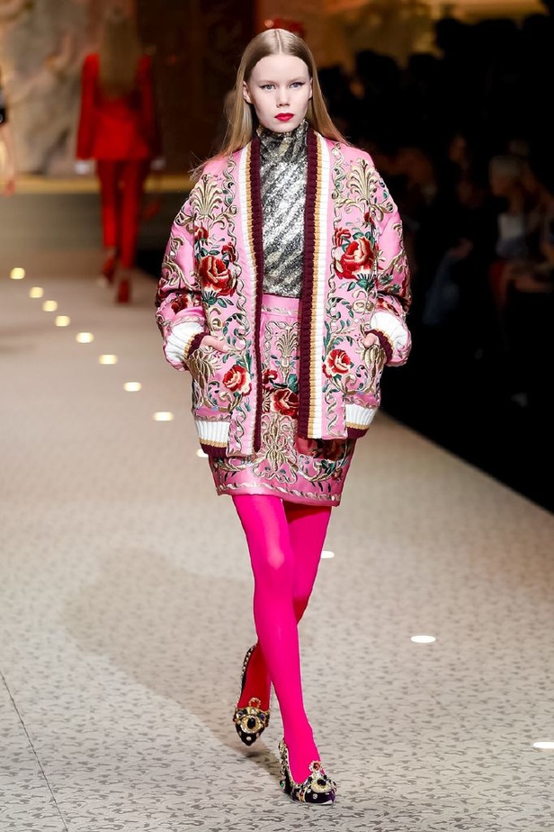 دولتشي اند غابانا تحيي موضة المرأة الفاخرة في ميلانو