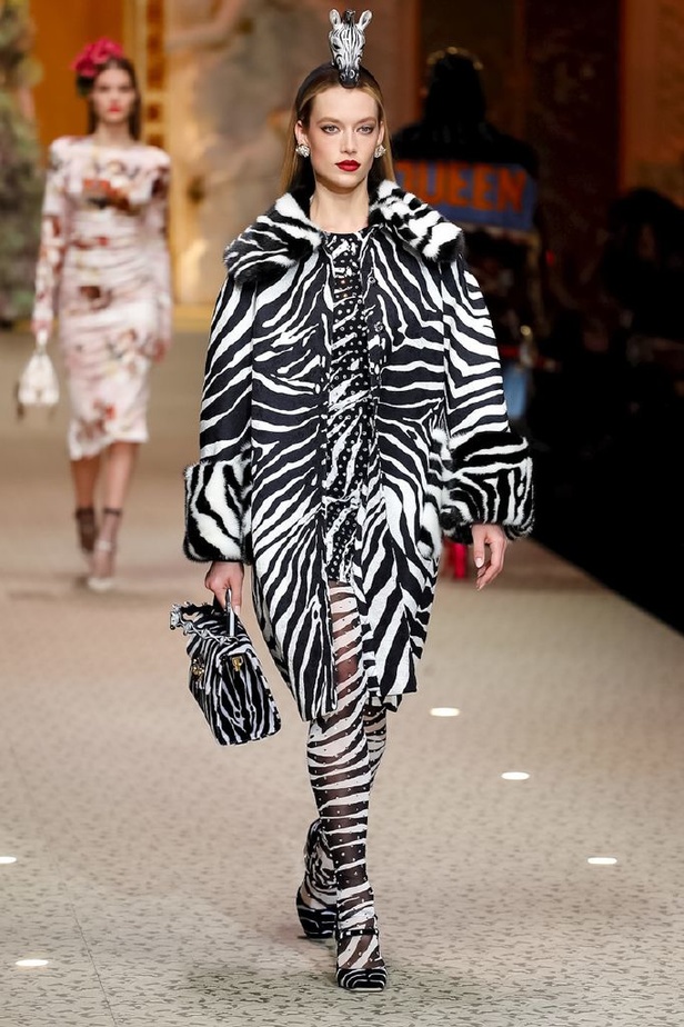 دولتشي اند غابانا تحيي موضة المرأة الفاخرة في ميلانو