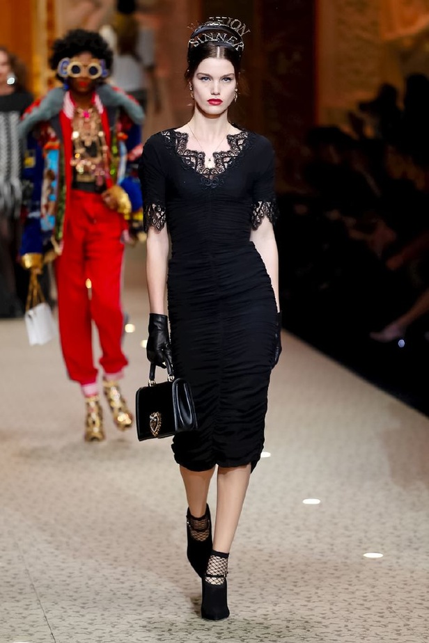 دولتشي اند غابانا تحيي موضة المرأة الفاخرة في ميلانو