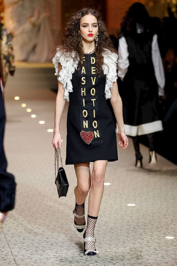 دولتشي اند غابانا تحيي موضة المرأة الفاخرة في ميلانو