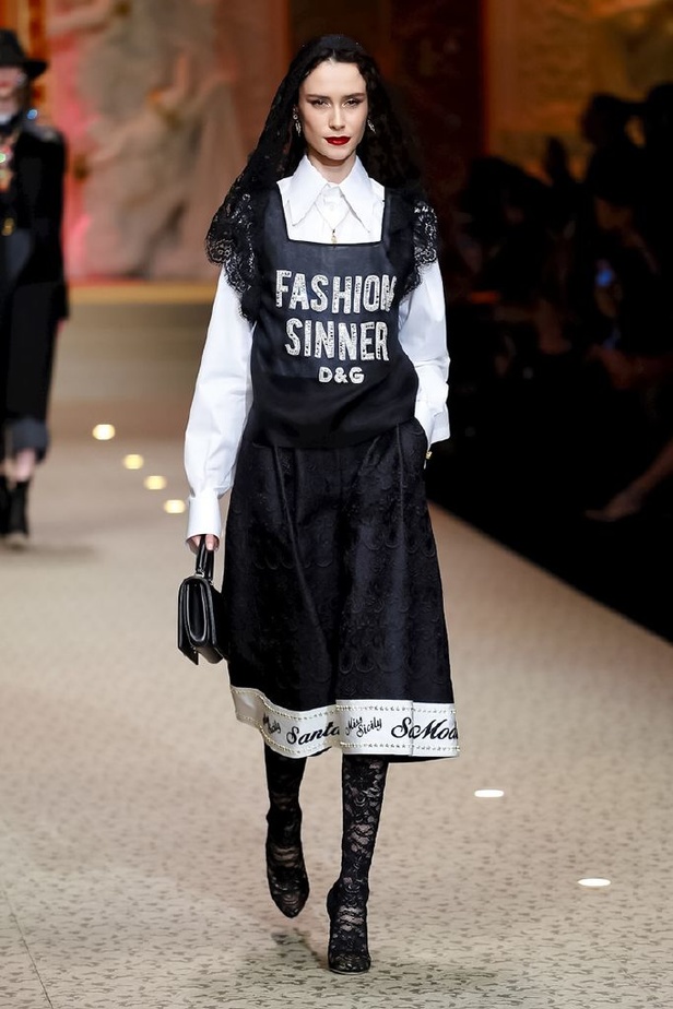 دولتشي اند غابانا تحيي موضة المرأة الفاخرة في ميلانو