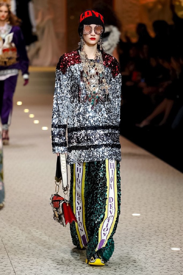 دولتشي اند غابانا تحيي موضة المرأة الفاخرة في ميلانو