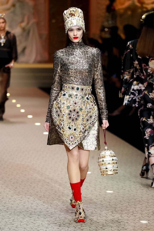 دولتشي اند غابانا تحيي موضة المرأة الفاخرة في ميلانو