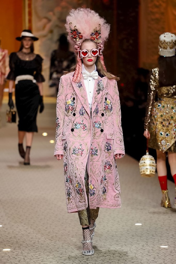 دولتشي اند غابانا تحيي موضة المرأة الفاخرة في ميلانو